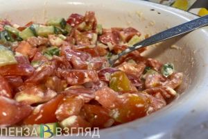 Пензенцам напомнили, как долго могут храниться новогодние салаты