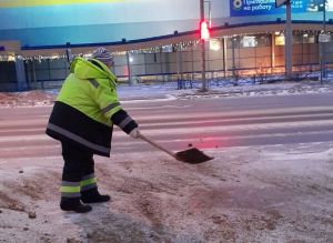 В новогоднюю ночь в Пензе тротуары посыпали пескосоляной смесью