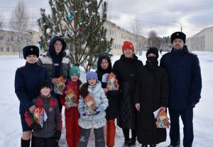 Сотрудники пензенского СУ СКР поздравили семью из Белгородской области