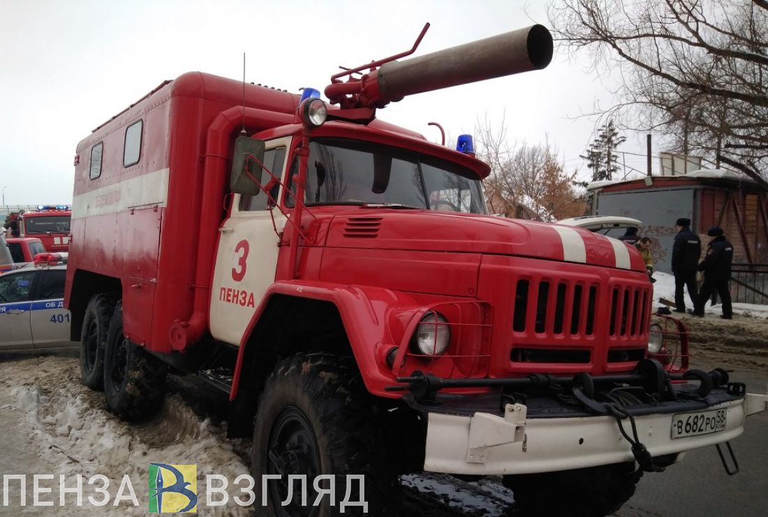 Сотрудники Госавтоинспекции в Пензе эвакуировали пять человек из горящего  дома