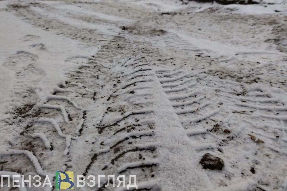 Нерасчищенная от снега территория в Засечном затрудняет движение транспорта