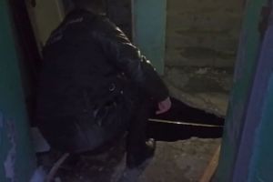 Следком проверяет место обрушения пола в подъезде на улице Аустрина в Пензе