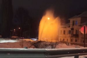 На Ново-Тамбовской улице в Пензе из трубы забил мощный «гейзер»