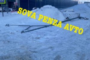 В Пензе водитель неадекватно себя вел и сбил столб на улице Генерала Глазунова