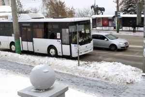 Угрозу общественному транспорту и пассажирам создают колея и наледь на дорогах