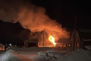 В Кузнецком районе 11 пожарных тушили возгорание в доме