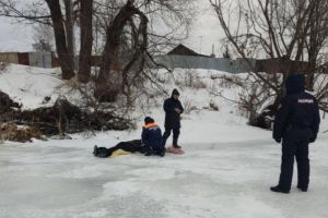 В Пензе спасатели эвакуировали с реки мужчину с признаками переохлаждения