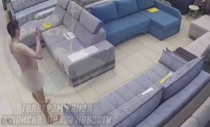 «В красное платье нарядили». В Пензе обнаженный мужчина забрел в мебельный магазин