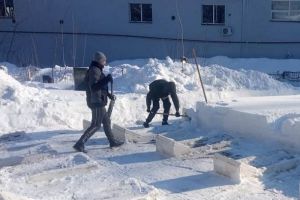 На Мироносицком кладбище в Пензе очистили от снега воинские захоронения