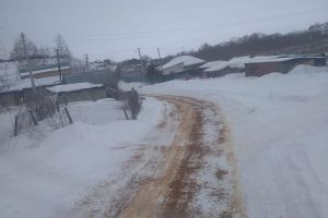 После сообщения о разбитой голове ребенка в Саловке посыпали дорогу песком