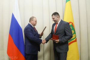 В преддверии 23 Февраля Мельниченко вручил награды отличившимся пензенцам