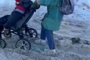 В Пензе коляски людей с инвалидностью застревают в снежной каше