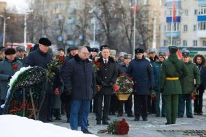 Губернатор Олег Мельниченко почтил память защитников Отечества