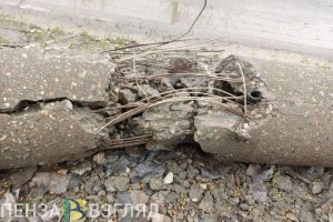 В пензенском поселке стал опасным наклон покосившихся опор линий электропередач