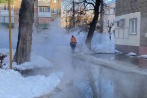 Пензенцы не могут ходить по улице Калинина из-за прорвавшихся труб
