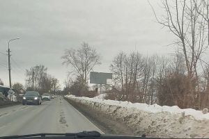 В Пензе из-за неочищенного тротуара дети ходят в школу по проезжей части