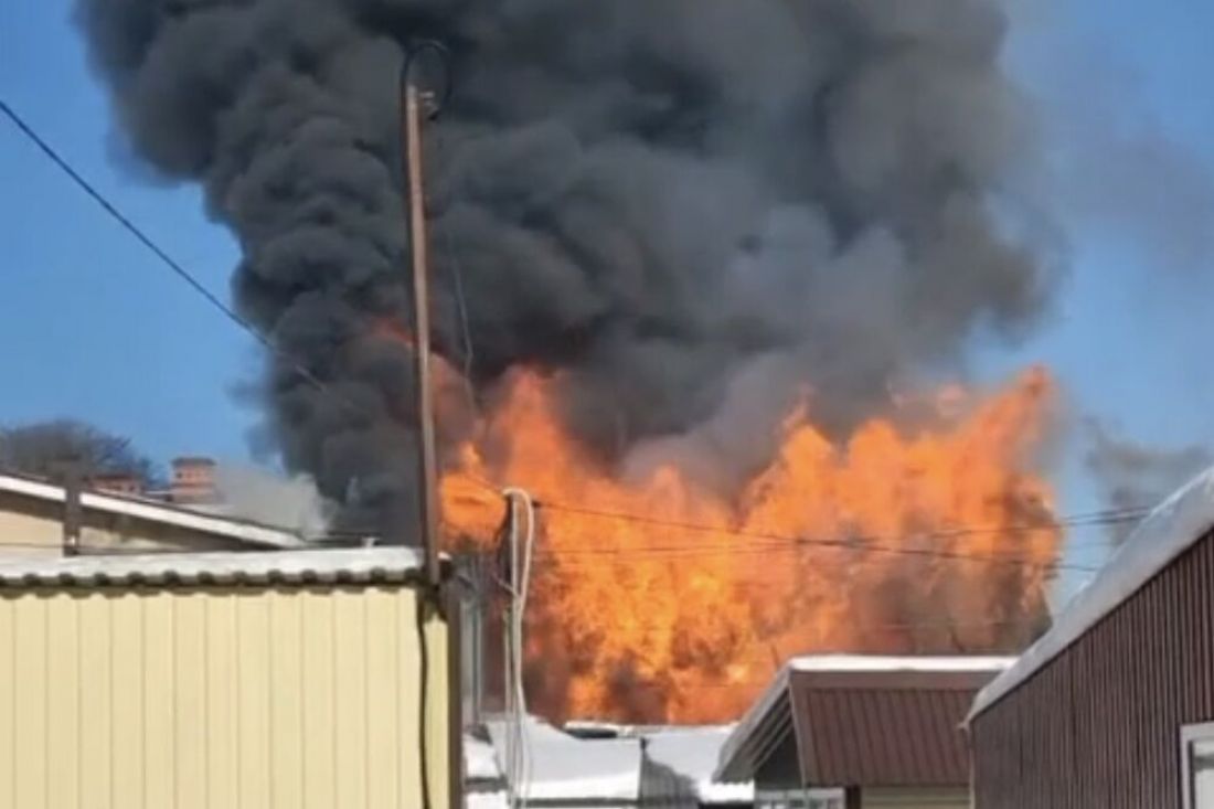 Опубликованы новые видео масштабного пожара в Кузнецке