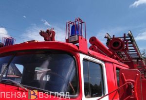 Загоревшееся авто на ул. Калинина в Пензе тушили шесть человек