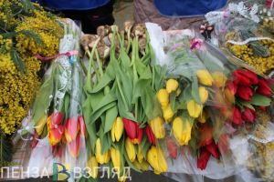 Зареченцев перед 8 Марта отговаривают покупать сомнительные цветы