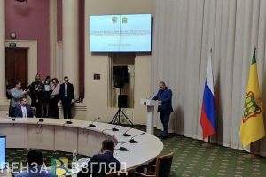 Олег Мельниченко вручил жилищные сертификаты жителям сельской местности