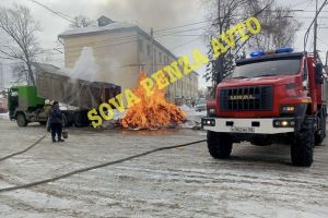В Пензе на улице Тухачевского загорелся строительный мусор в мусоровозе