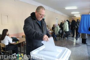 Пензенский губернатор Олег Мельниченко проголосовал на выборах президента России