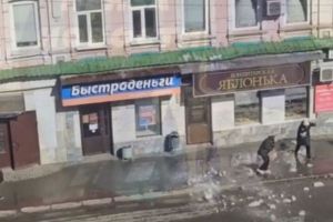 Следком проводит проверку после опасного схода снега с крыши в Пензе