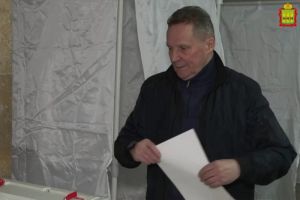 Кувайцев проголосовал на выборах президента РФ на избирательном участке в Токмаке