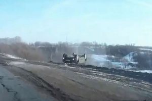 На трассе в Пензенской области сняли момент опрокидывания автомобиля на крышу