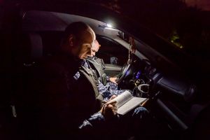 Неадекватный пензенец выбрасывал из окна квартиры сковороды, кастрюли и стул