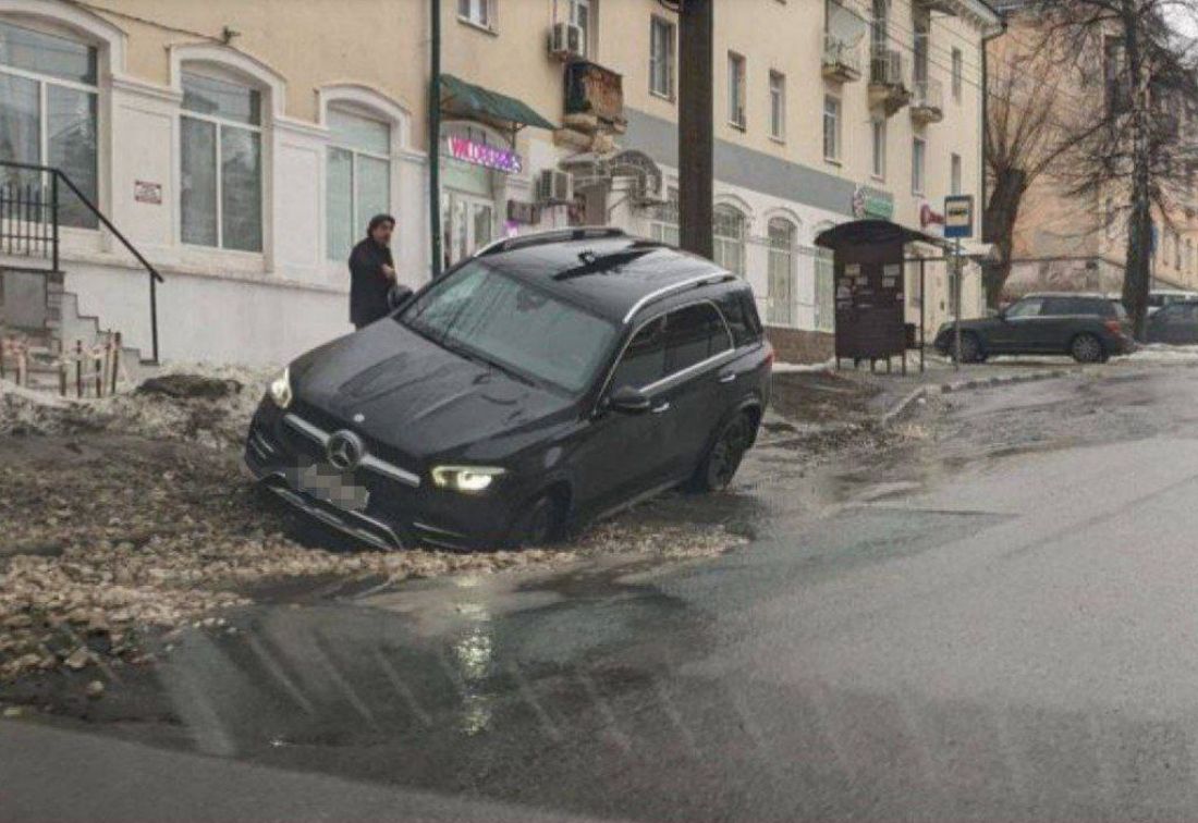 В Пензе иномарка провалилась в яму