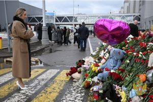 Львова-Белова возложила цветы к стихийному мемориалу у «Крокус Сити Холла»