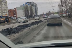 Проезжую часть на проспекте Строителей в Пензе засыпало землей