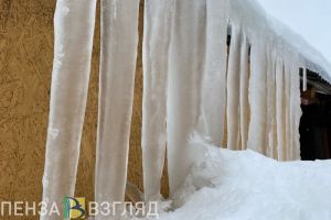Пензенцев призвали обращаться в прокуратуру по поводу наледи и снега на крышах