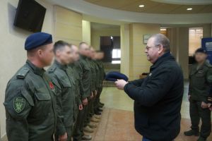 Мельниченко вручил береты со знаками отличия бойцам СОБР «Агат»