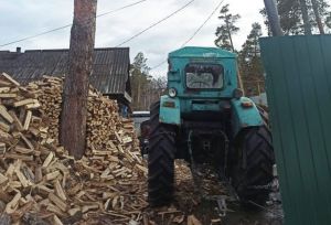 В Пензенском районе из-за наезда трактора мужчина упал на бревна и умер