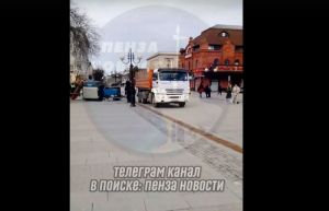 На улице Московской в Пензе перевернулся трактор