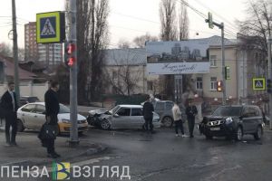 «Скорая» прибыла к месту ДТП на пересечении улиц Кураева и Володарского в Пензе