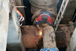«Горводоканал» ведет работы по устранению аварии на напорном коллекторе по ул. Клары Цеткин