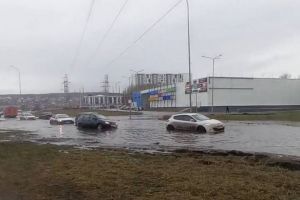 На улице Лозицкой в Пензе автомобили превратились в «корабли»