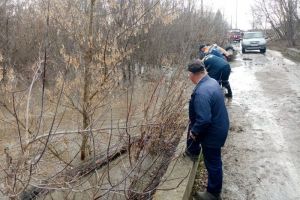 В Чаадаевке опасались разрушения моста и почистили реку