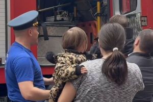 Сотрудники МЧС спасли из пожара на улице Ульяновской в Пензе 6 детей