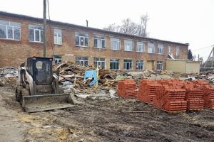 Комаров оценил ход капремонта школы села Никульевка Башмаковского района
