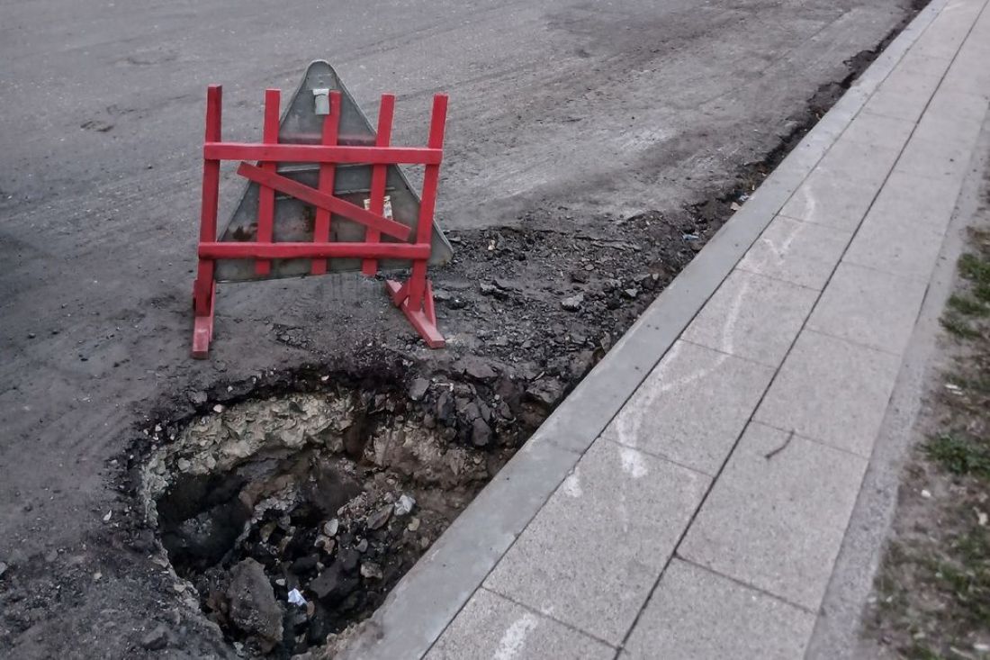 В центре Пензы автомобиль провалился во внезапно образовавшуюся яму