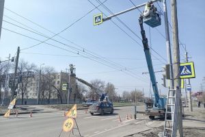 На улице Чаадаева в Пензе монтируют новое светофорное оборудование