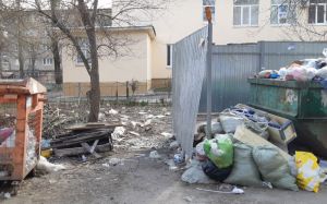 Стало известно, когда уберут навалы мусора на площадке возле детской поликлиники