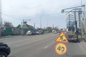 В Пензе на улице Окружной монтируют новый светофор