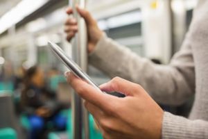 Пассажиры московского метро стали меньше читать и больше работать
