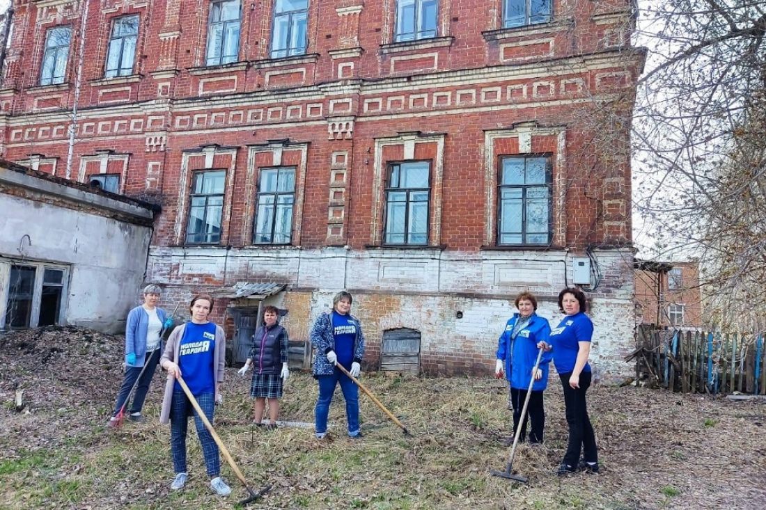 В Сосновоборском районе привели в порядок территорию Дома купца Петрова