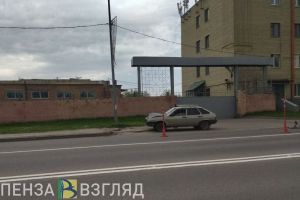 На Окружной улице Пензы автомобиль врезался в столб